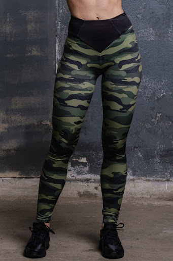 cargo, camoflauge leggings  - sexy and sporty appeal of leggings and black shoes