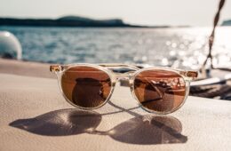 fashoon style trending sunglasses on a beach vacation