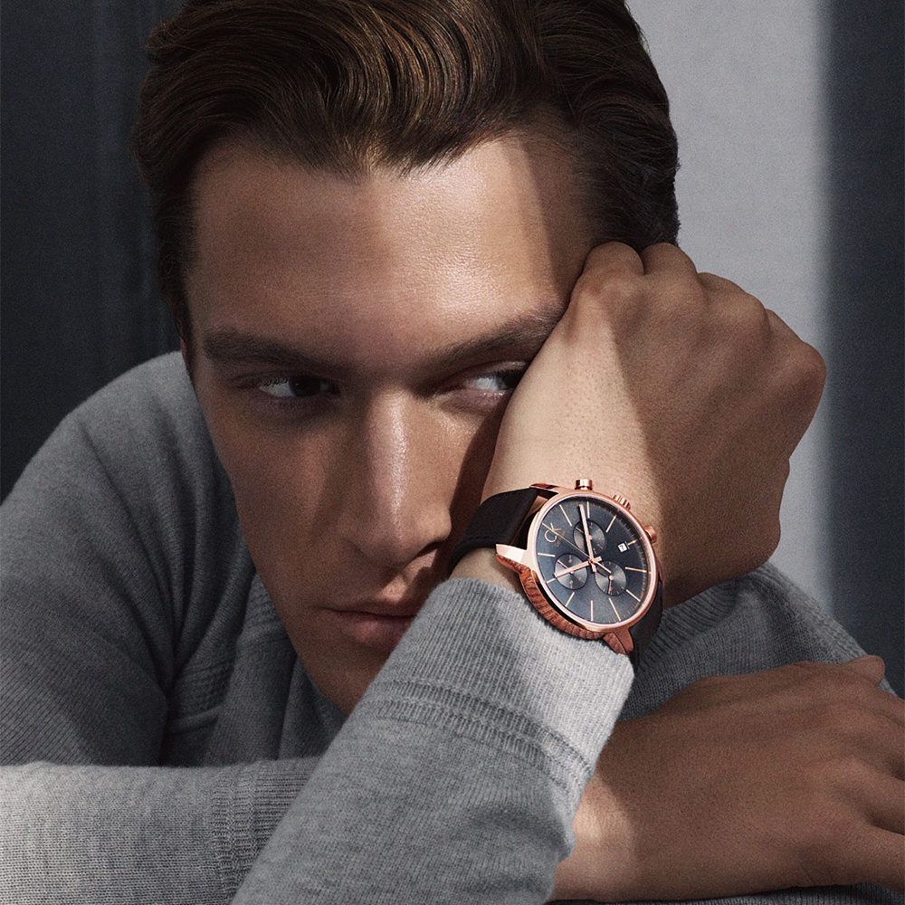 Будь аккуратен мужчине. Часы Calvin Klein k2g276g3. Красивые мужские часы. Мужчина с часами. Мужские часы на руке.