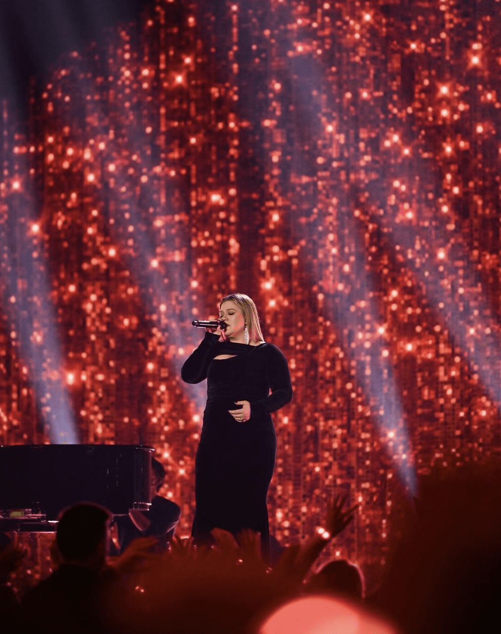 Kelly Clarkson Singing On Stage