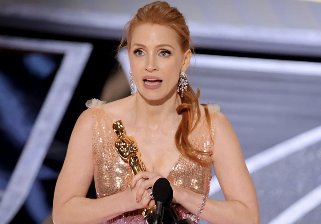 Jessica Chastain with the Oscar trophy. 