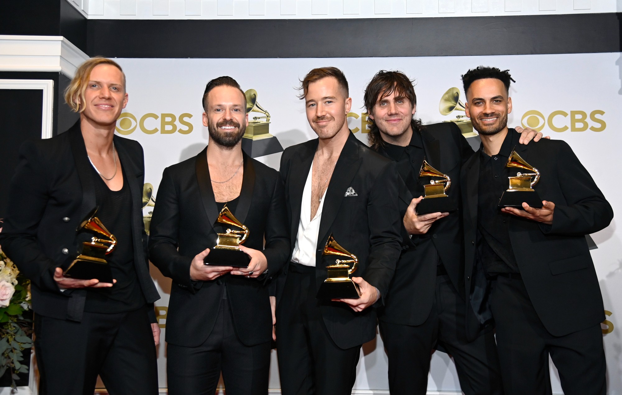 The winners of the song "Alive" with the Grammy award.