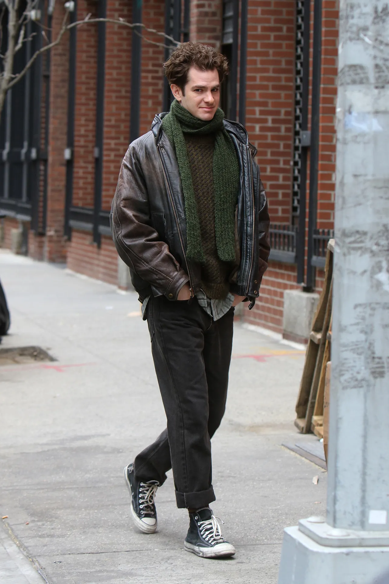 Andrew Garfield in a look inspired from the 1990s.