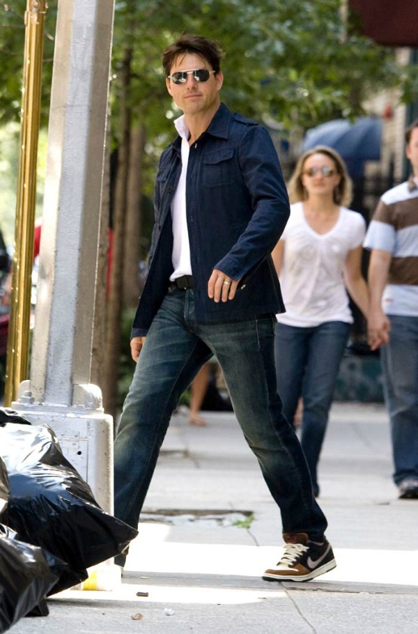 Tom Cruise rocking the Nike shoes.