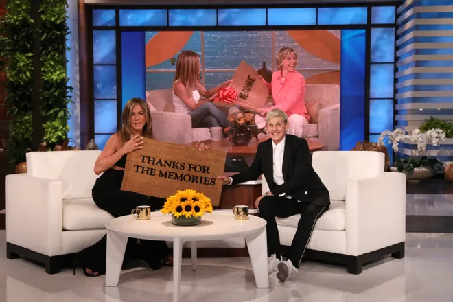 Ellen and Aniston on the final episode of the show.