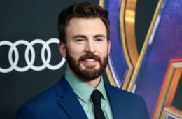 Chris Evans on the red carpet for the Avengers: Infinity War premiere. He is wearing a Blue suit a teal shirt and a tweed navy tie.
