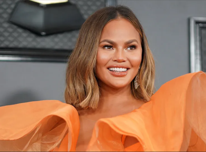 Effortless Glamour and Relatable Style Chrissy Teigen's Fashion Journey