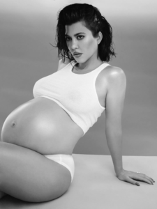 kourtney kardashian gives birth