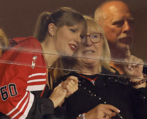 taylor swift and travis kelce mom