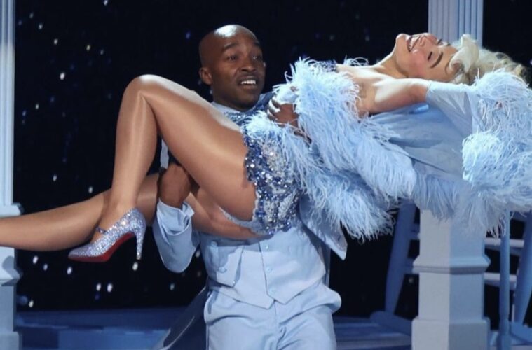 Sabrina Carpenter Grammys Performance Pays Tribute to Goldie Hawn