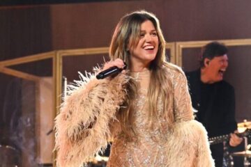 Kelly Clarkson Is Single—But Reluctant to Mingle