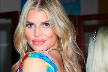 Jessica Simpson Spotted Posing for Paparazzi in Chelsea, NYC