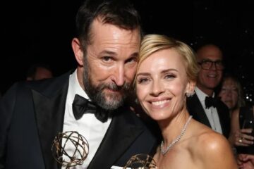 “Noah Wyle Celebrates ‘The Pitt’ Wins with Wife Sara in L.A.”