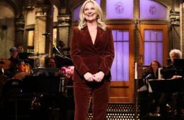 Amy Poehler Reveals an SNL Host Once Fell Asleep Mid-Sketch: “Guess His Character’s Asleep Now”