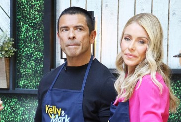 Kelly Ripa & Mark Consuelos Debate Thanksgiving Dinner Timing