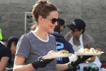 Jennifer Garner Gives Back on Thanksgiving