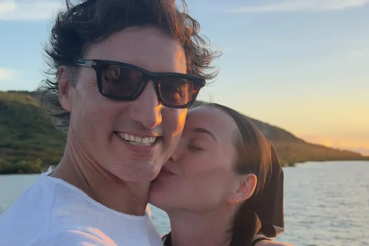 Katy Perry Kisses Justin Trudeau in Beachside ‘Holidaze’ Photos