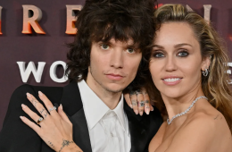 Miley Cyrus Shows Off Engagement Ring at Golden Globes