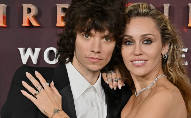 Miley Cyrus Shows Off Engagement Ring at Golden Globes –