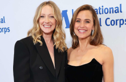 Jennifer Garner Says Judy Greer Carried Her for 20 Years