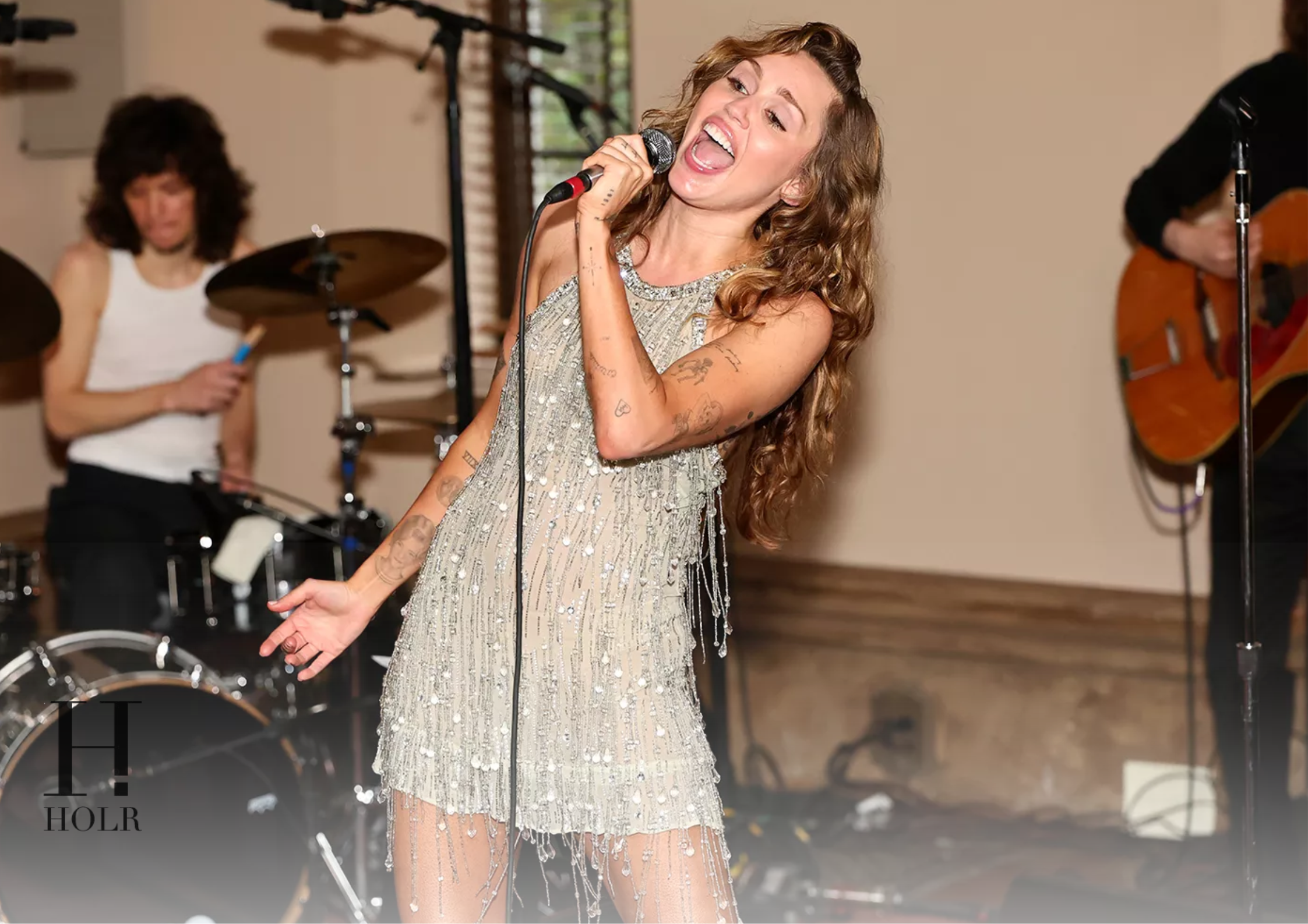 Miley Cyrus Returns as Hannah Montana