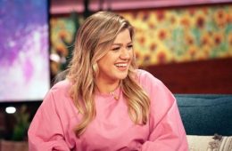 Kelly Clarkson Breaks Down With Rita Wilson During Emotional Talk Show Farewell