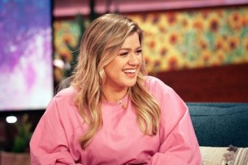Kelly Clarkson Breaks Down With Rita Wilson During Emotional Talk Show Farewell