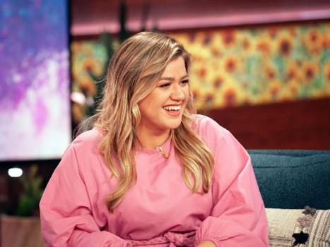 Kelly Clarkson Breaks Down With Rita Wilson During Emotional Talk Show Farewell