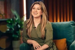 Kelly Clarkson Breaks Down with Rita Wilson During Emotional Talk Show Farewell
