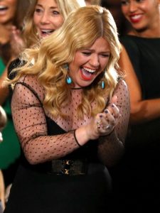 Kelly Clarkson Breaks Down With Rita Wilson During Emotional Talk Show Farewell