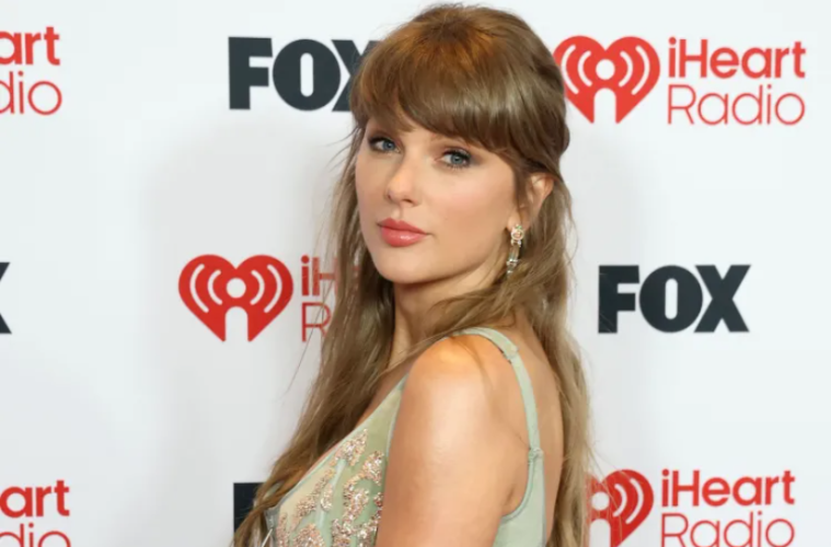 Taylor Swift Wore the Relaxed Denim Trend Perfect for Summer