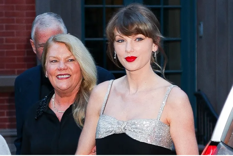 Taylor Swift Turns Heads During NYC Family Dinner Outing