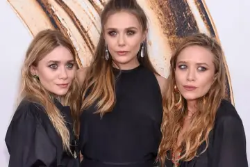 Mary-Kate and Ashley Olsen pose with all four of their siblings during a rare family appearance, delighting fans with a glimpse of the famously private Olsen family.