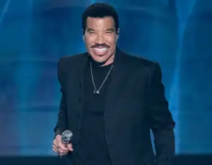 Lionel Richie Falls Ill on Stage During New Tour