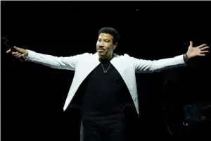 Lionel Richie Falls Ill on Stage During New Tour