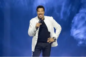 Lionel Richie Falls Ill on Stage During New Tour