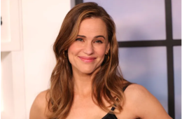 Jennifer Garner's Favorite Sneakers for Disneyland