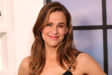 Jennifer Garner's Favorite Sneakers for Disneyland