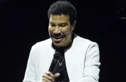 Lionel Richie performing on stage during a concert before reportedly becoming ill and ending the show early.