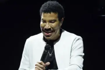 Lionel Richie performing on stage during a concert before reportedly becoming ill and ending the show early.