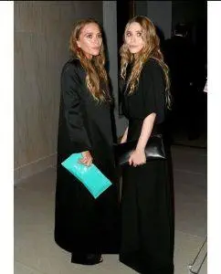 Mary-Kate and Ashley Olsen pose with all four of their siblings during a rare family appearance, delighting fans with a glimpse of the famously private Olsen family.