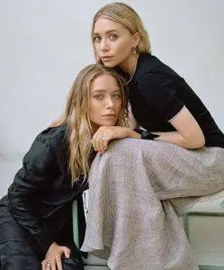 Mary-Kate and Ashley Olsen pose with all four of their siblings during a rare family appearance, delighting fans with a glimpse of the famously private Olsen family.