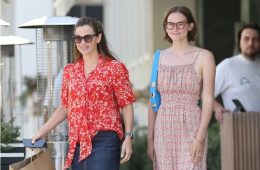 Jennifer Garner walking with her daughter Violet Affleck during a rare lunch outing in Los Angeles, showcasing their close mother-daughter bond.