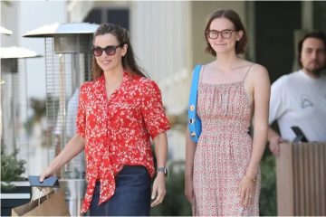 Jennifer Garner walking with her daughter Violet Affleck during a rare lunch outing in Los Angeles, showcasing their close mother-daughter bond.