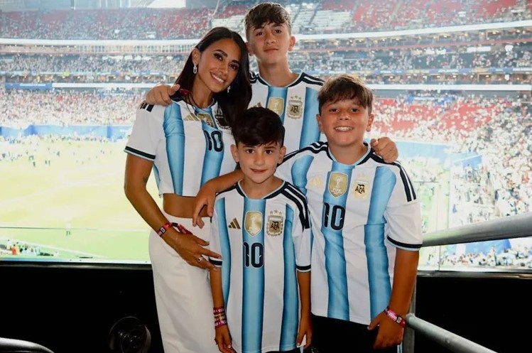 Antonela Roccuzzo and Lionel Messi's family celebrating Argentina's qualification for the 2026 FIFA World Cup final.