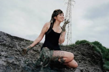 beabadoobee performs her unreleased song "Memories" during an exclusive fan event in Los Angeles, previewing music from her upcoming album Pylon.
