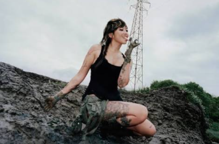 beabadoobee performs her unreleased song "Memories" during an exclusive fan event in Los Angeles, previewing music from her upcoming album Pylon.