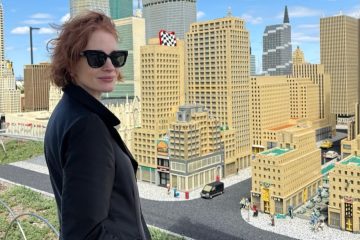Jessica Chastain showcasing her jaw-grazing copper bob hairstyle during Taylor Swift's wedding weekend, highlighting one of the season's biggest celebrity hair transformations.