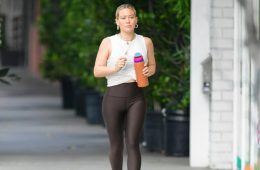 Owala FreeSip 32-ounce insulated water bottle similar to the one Hilary Duff uses while performing.
