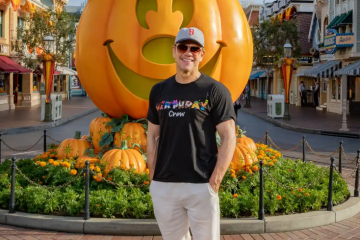 Matt Damon poses with wife Luciana Barroso and their four daughters at Disneyland to celebrate Gia’s 18th birthday.